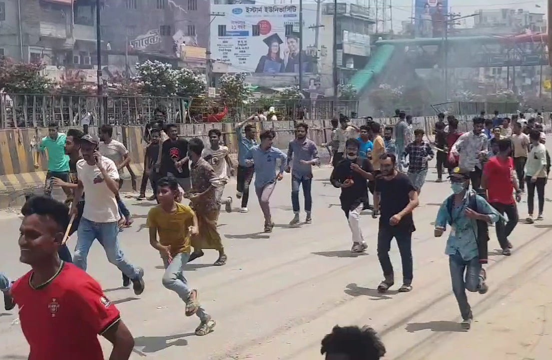 কোটা আন্দোলনকারীদের ডাকা ‘কমপ্লিট শাটডাউনের’ মধ্যে ঢাকার সাভারে ঢাকা-আরিচা মহাসড়কে আন্দোলনকারীদের সঙ্গে গতকাল বৃহস্পতিবার পুলিশের সংঘর্ষ হয়। ছবিটি গতকালের